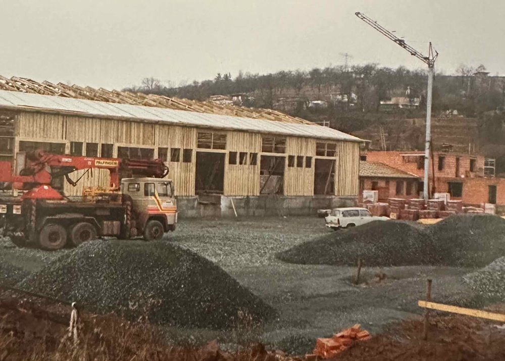 Dezember 1991 – Der Bau der ersten Lagerhalle und des Bürogebäudes