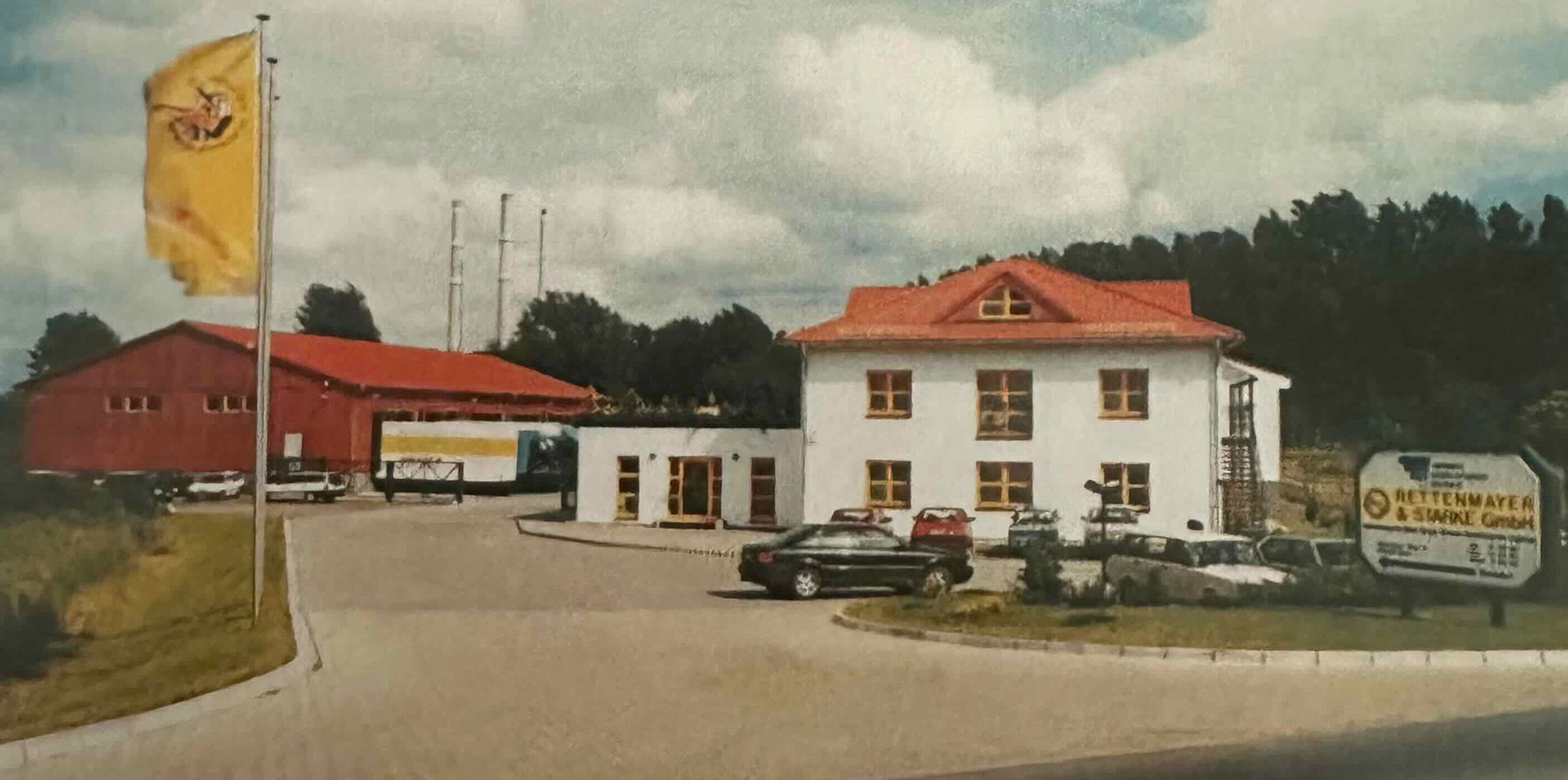 Ein wichtiger Meilenstein wurde erfolgreich erreicht. Am 10. Juli 1992 findet die Einweihungsfeier der Firma Rettenmayer & Starke GmbH, Köstritzer Weg 14, Gera-Tieschitz statt. Zu diesem Zeitpunkt bietet das Unternehmen bereits 38 Mitarbeitern einen Arbeitsplatz.